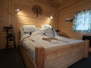 Overnachten in een boomhut bij een camping in Drenthe romantische slaapkamer