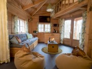 Overnachten in een boomhut bij een camping in Drenthe romantische woonkamer