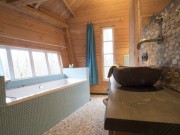 Overnachten in een boomhut bij een camping in Drenthe luxe badkamer met bad