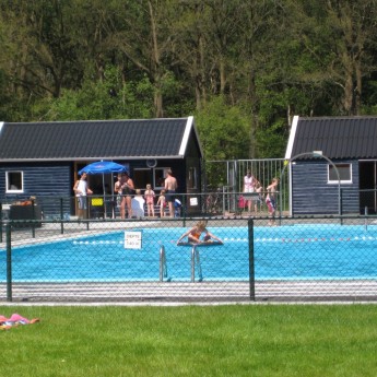 Zwemmen in het Bosbad naast Camping De Reeenwissel Hoogersmilde